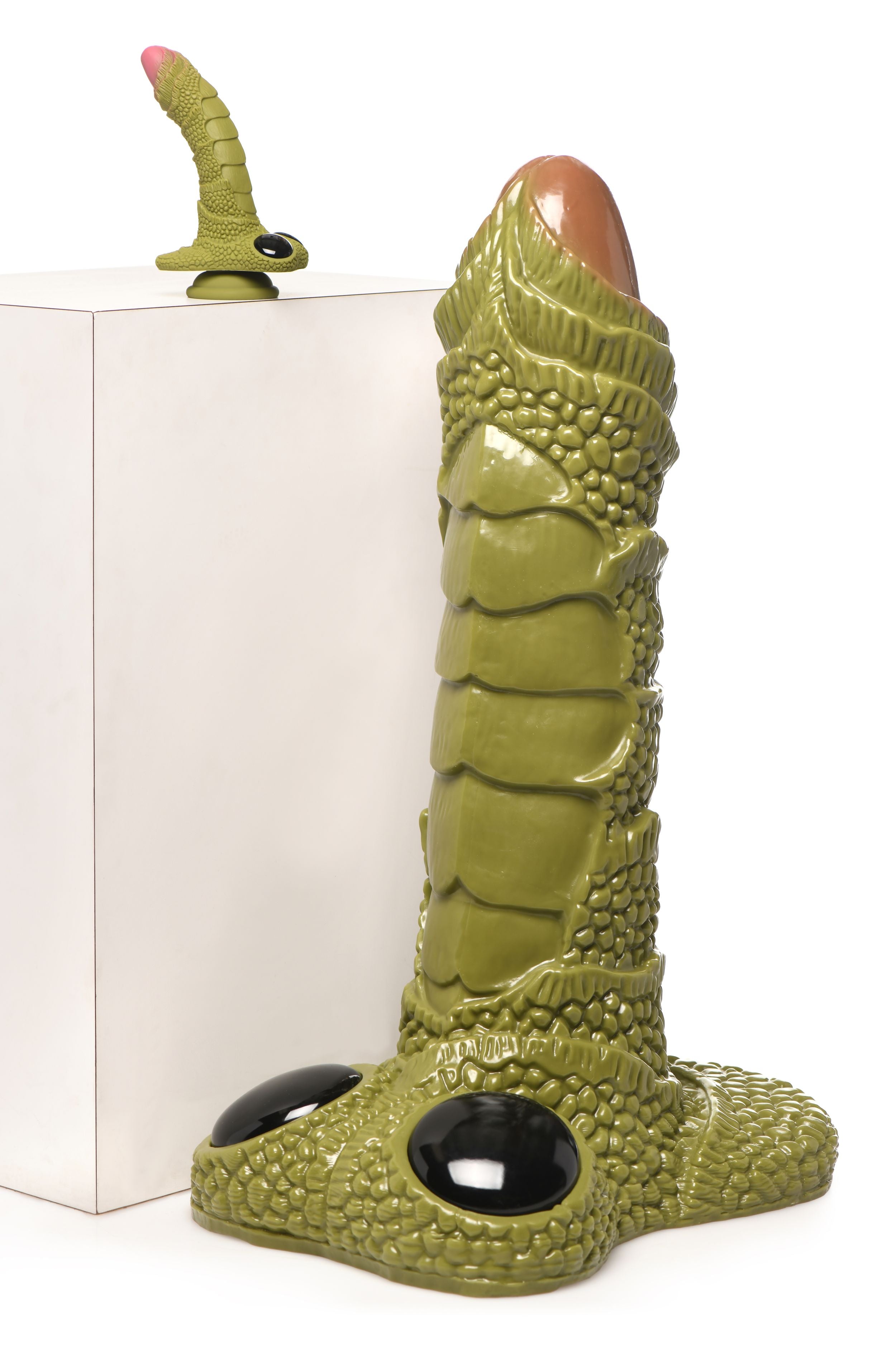 XR Brands - Reusachtig Geschubd Moerasmonster Dildo - Groen